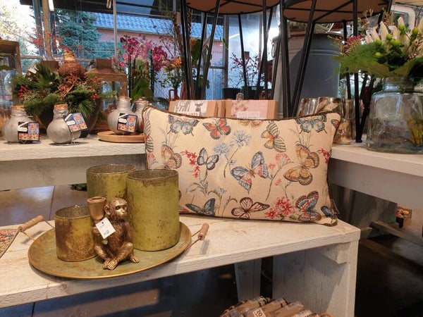 Kussen 65 x 40 cm afgewerkt met groene pipingband  (1245-22)