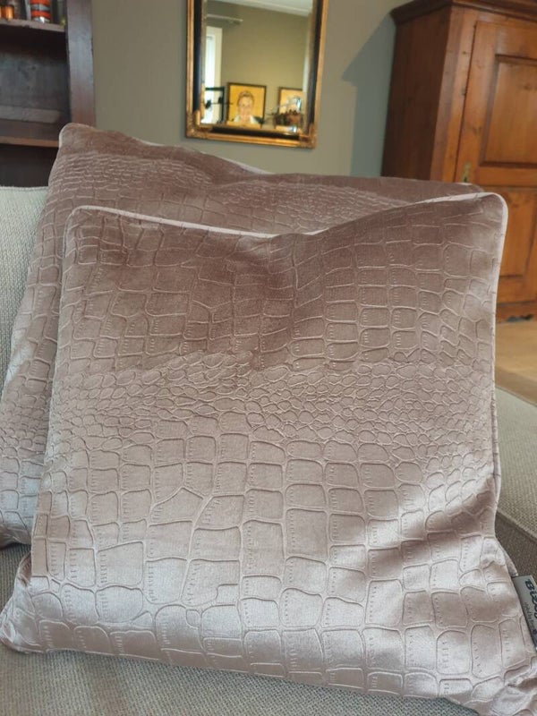 Kussen 65 x 65 cm afgewerkt met pipingband  (1250-22)