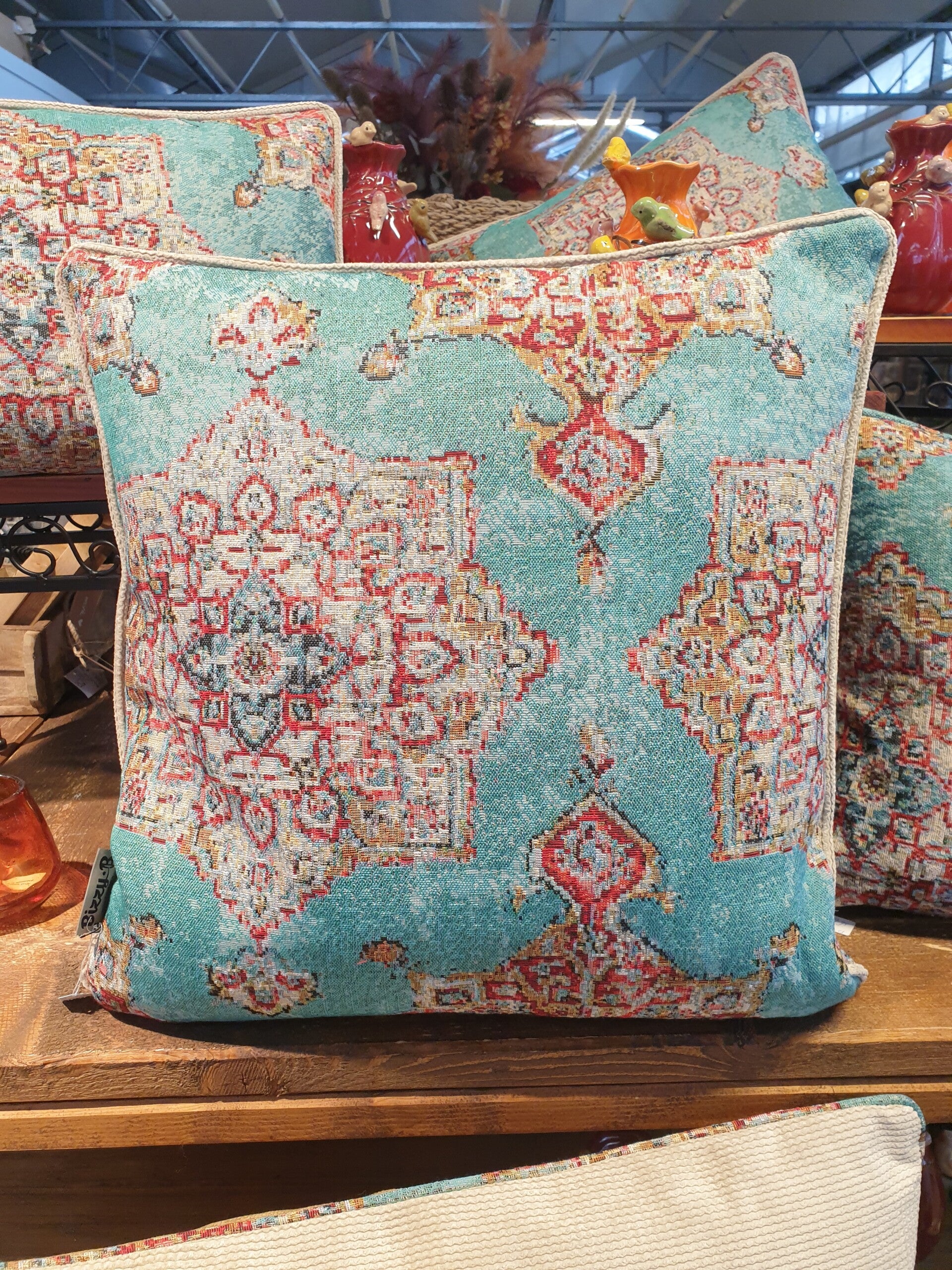 kussen 50 X 50 cm met een pipingband creme  (1274-23)