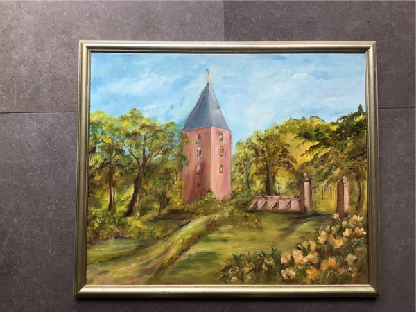 De kerktoren in het bos