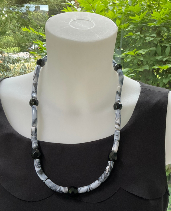 Ketting grijze langwerpige kraal