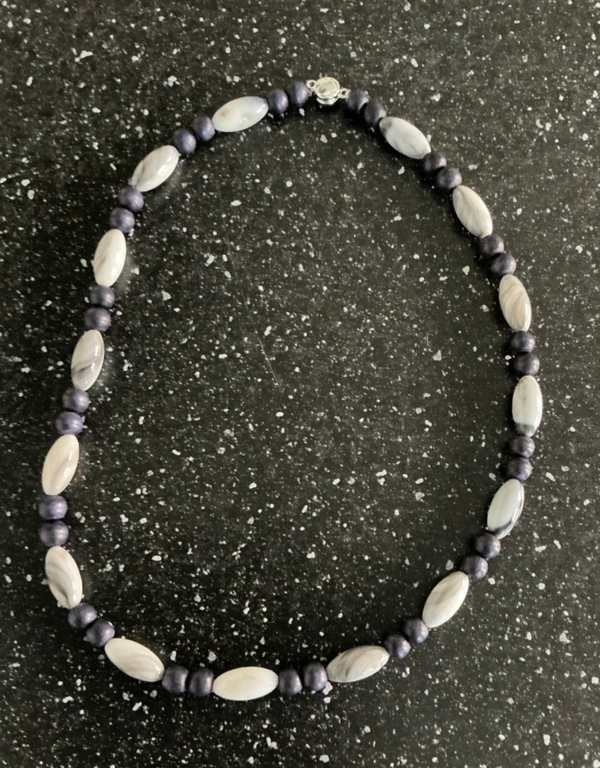 Ketting grijze kraal