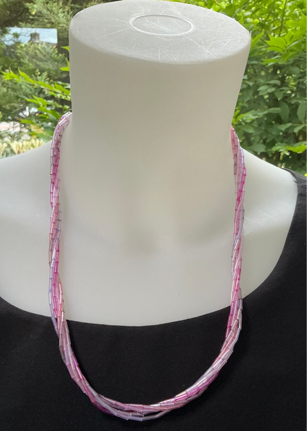 ketting roze buisjes gedraaid