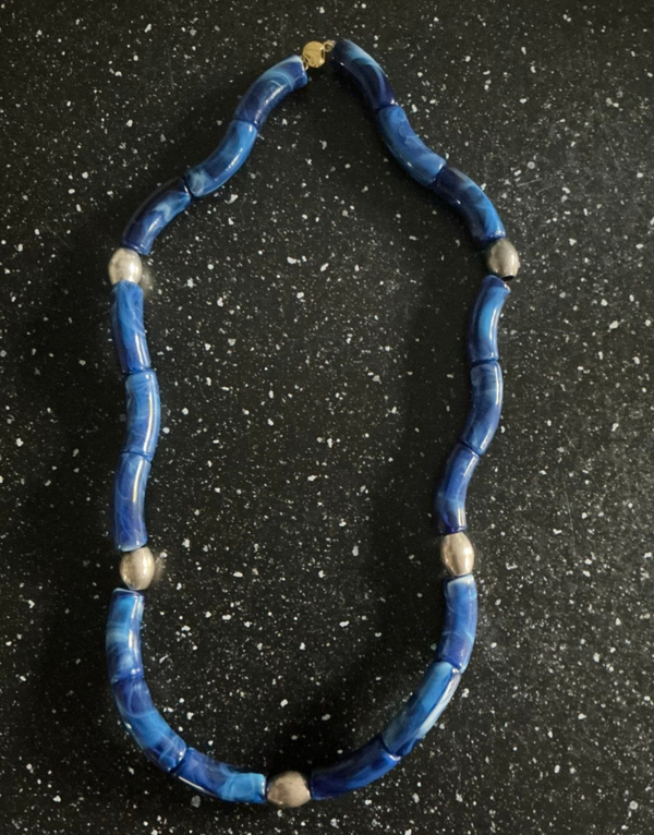 ketting blauwe langwerpige kraal