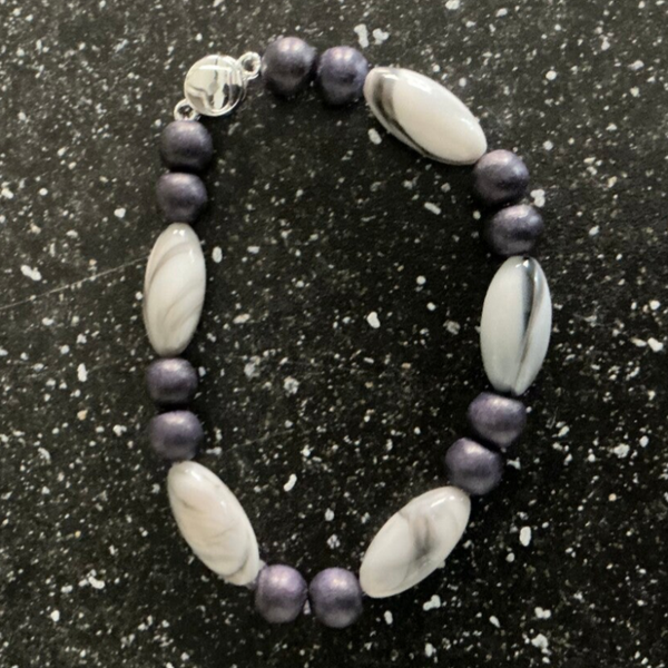 Armband grijze kraal