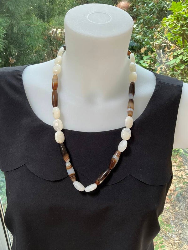 Ketting bruin en witte kralen