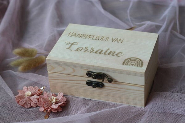 Houten kistje voor haarstrikken en speldjes.