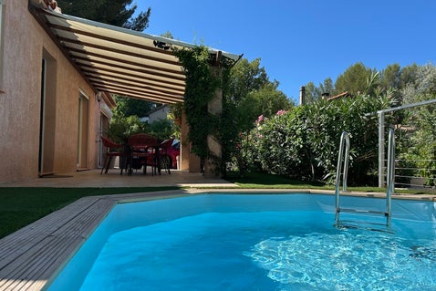 Photo de la piscine et de la terrasse avec sa toile pour abriter du soleil l'été.