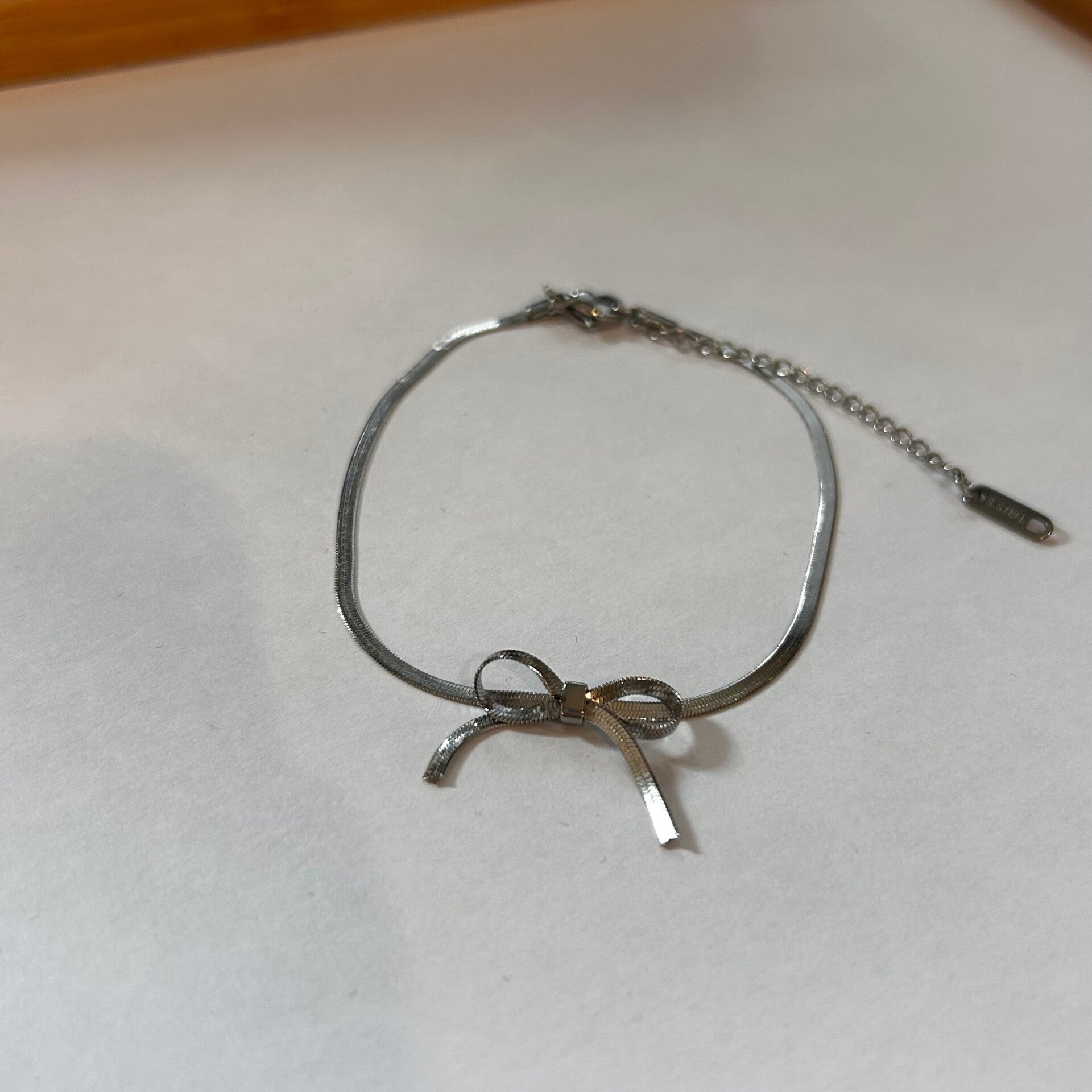 Tiny bow armband