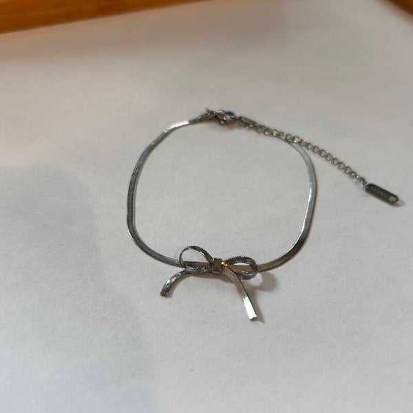 Tiny bow armband