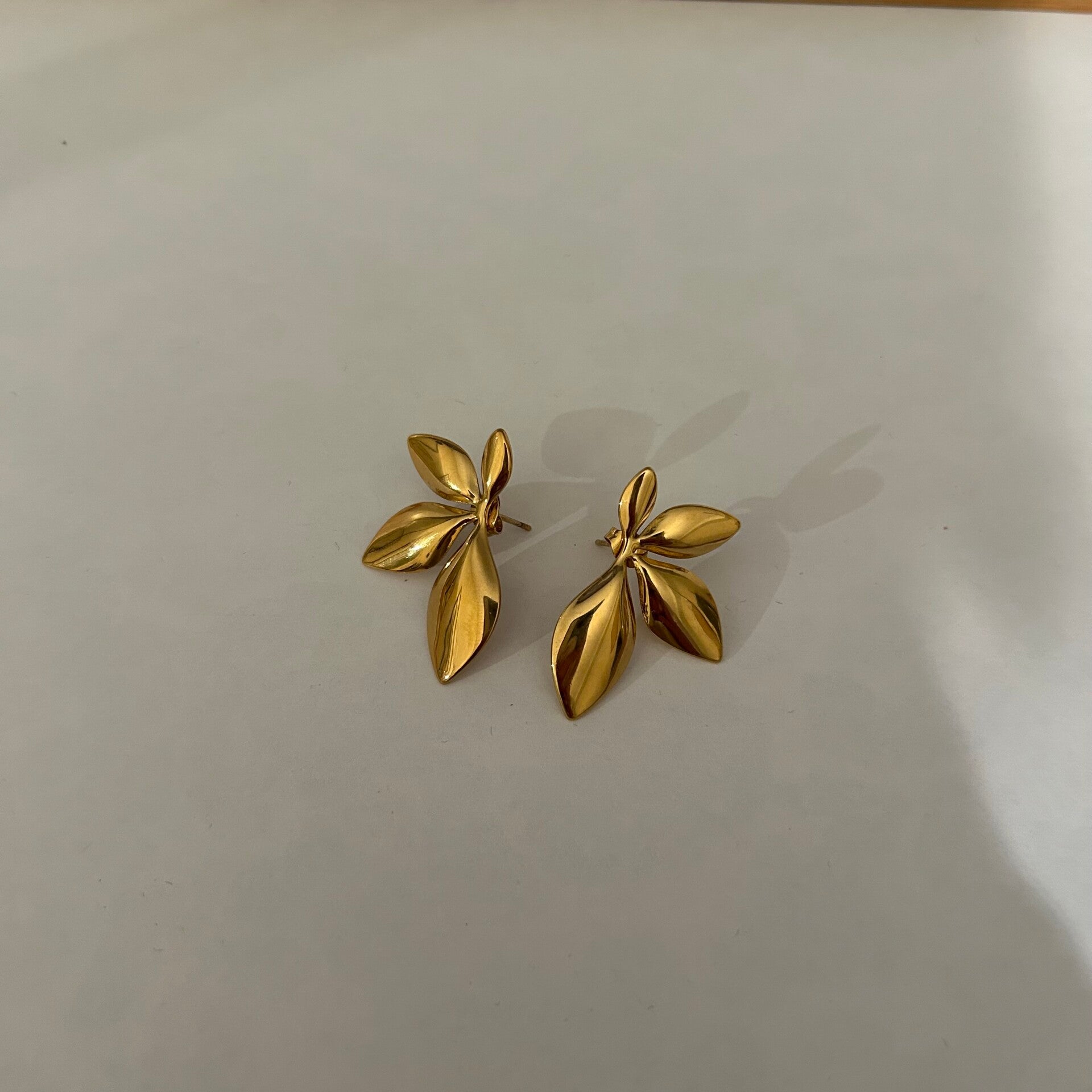 Half a flower oorbel