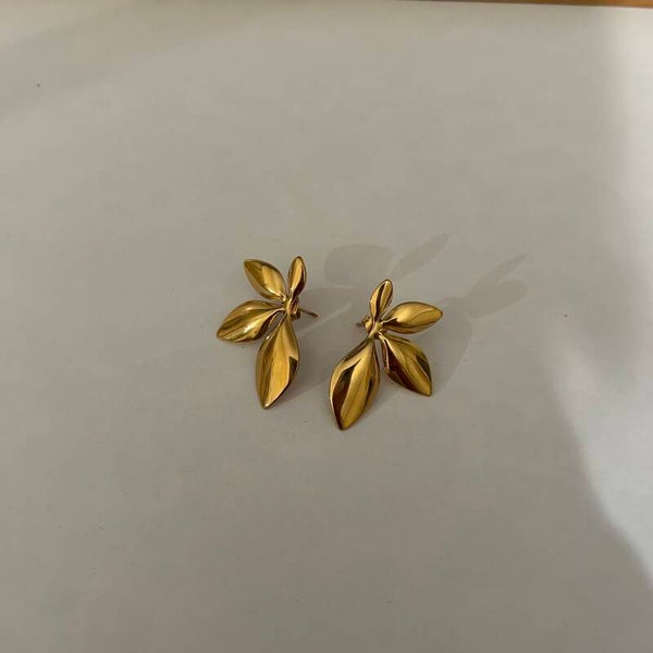 Half a flower oorbel