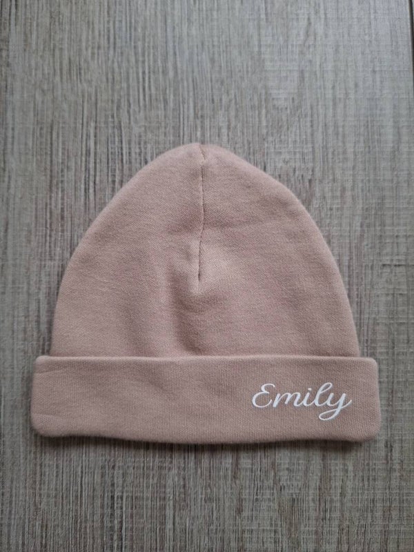 Babymutsje met naam warm roze