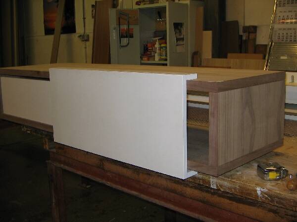 Zwevend audio- tv-meubel  met schuifdeur en lade.