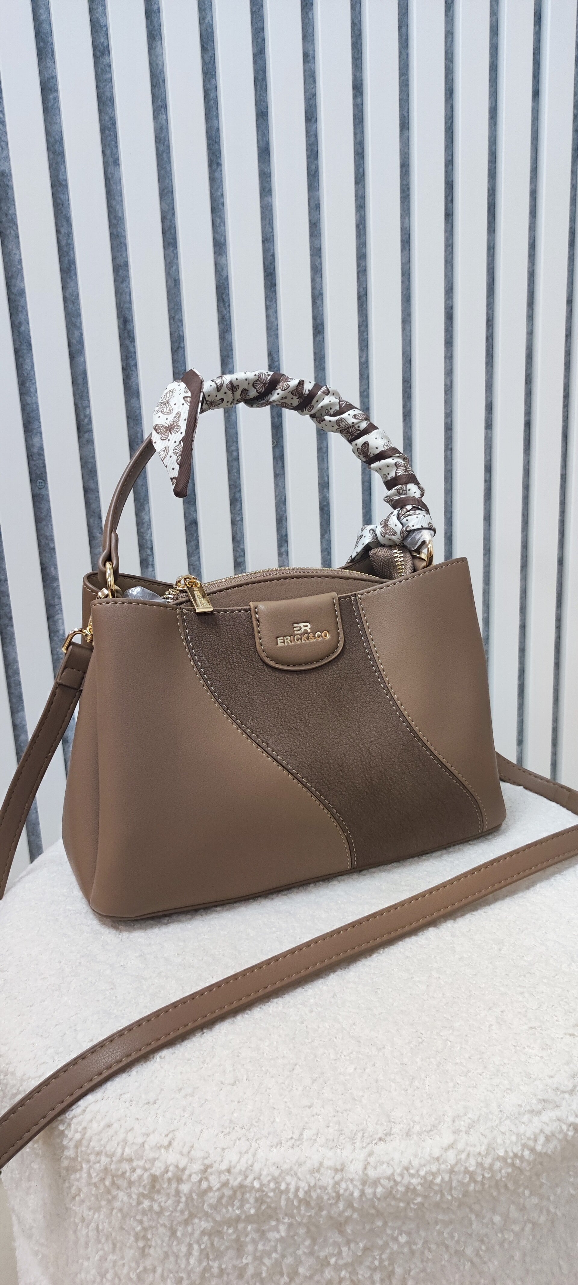 Bolso beige con pañuelo