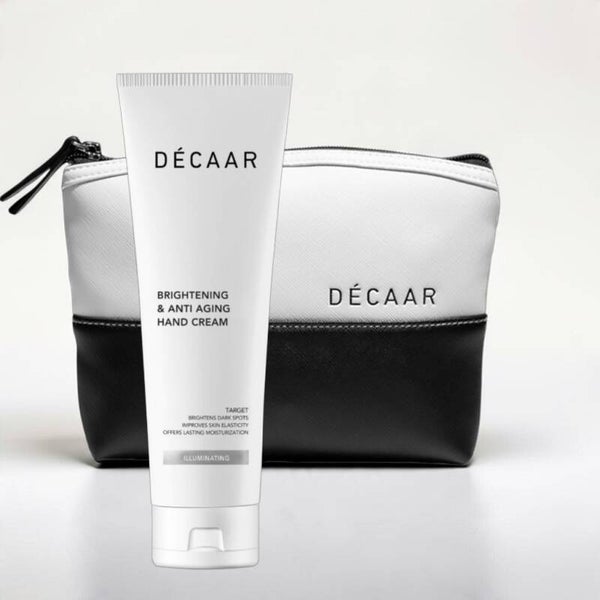 Gratis toilettas bij een tube DÉCAAR Brightning and Anti-Aging Hand Cream