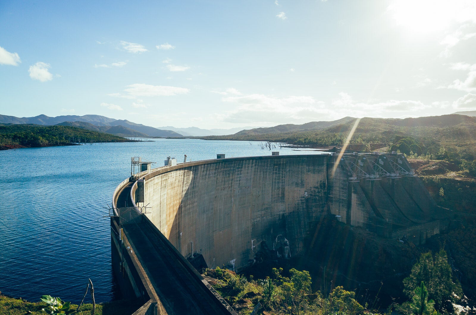 Paysage grandiose du lac de Yaté et de son barrage en Nouvelle-Calédonie