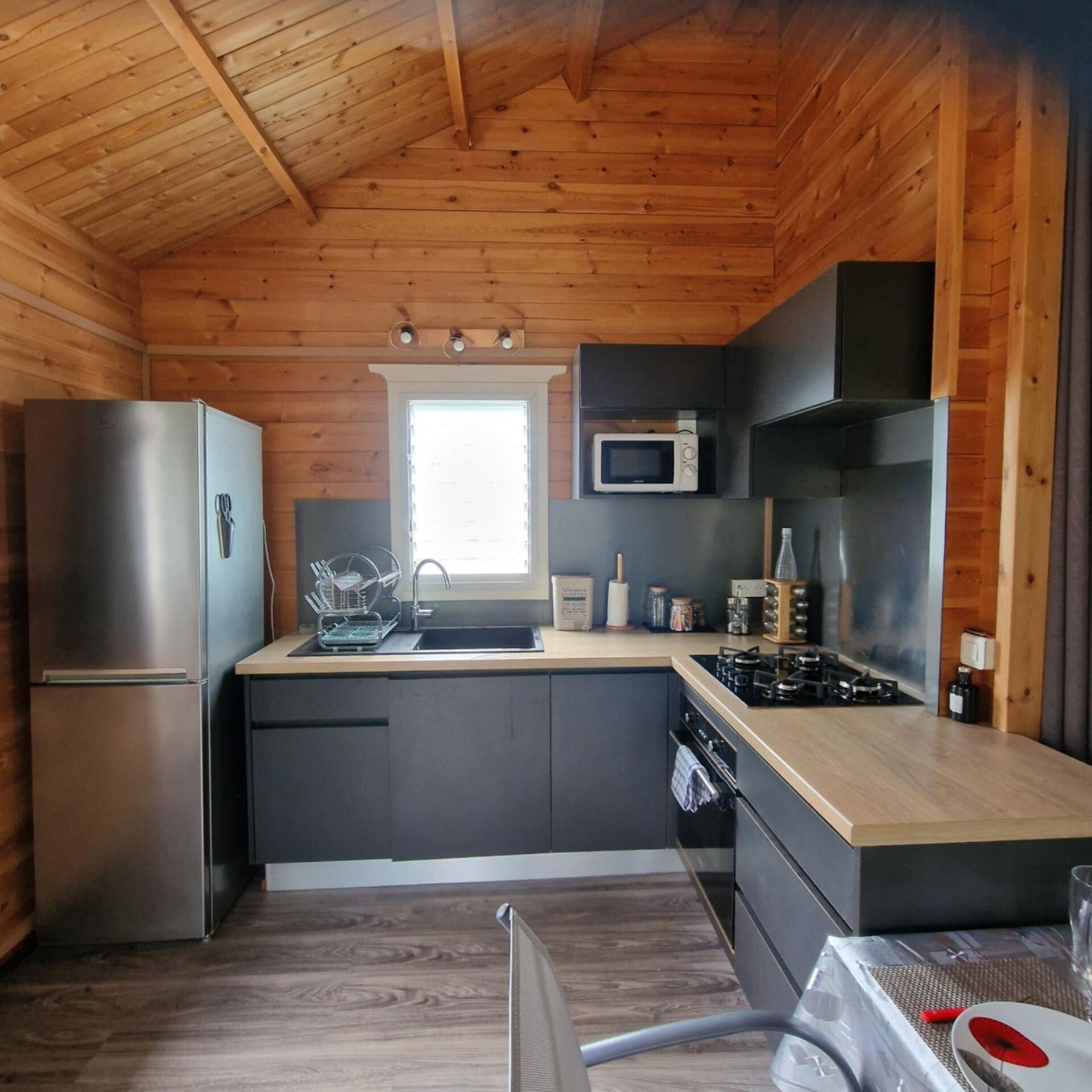 Cuisine entièrement équipée du gîte pour un séjour en autonomie totale moderne et propre du chalet en location au Mont-Dore