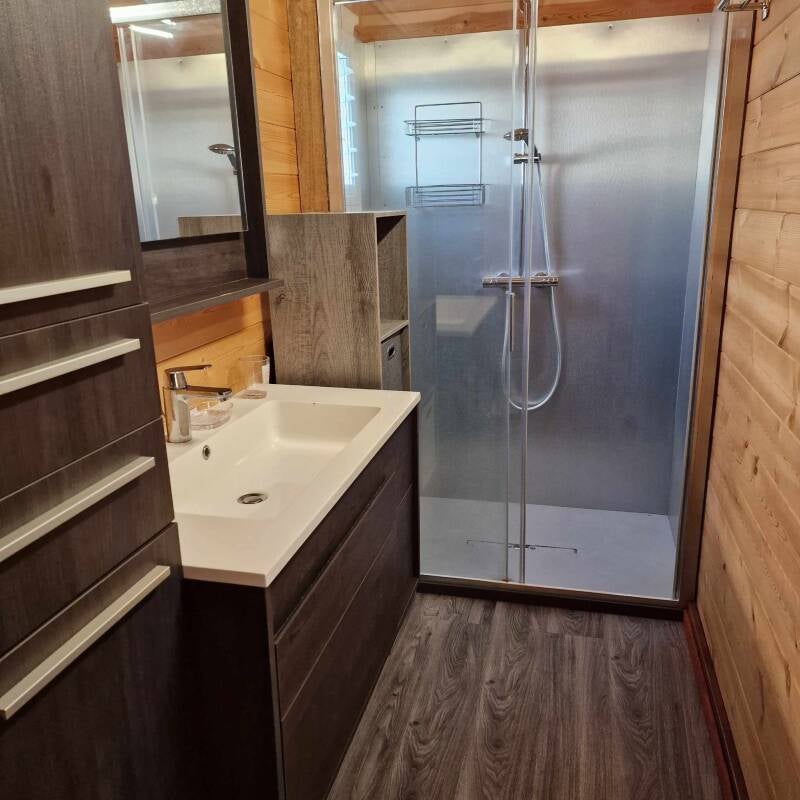 Salle de bain moderne et propre du chalet en location au Mont-Dore