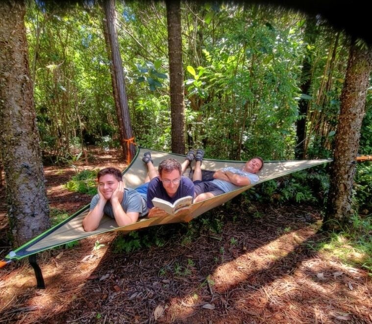 Détente dans un hamac géant 3 places sous la forêt humide au Domaine de Mouirange
