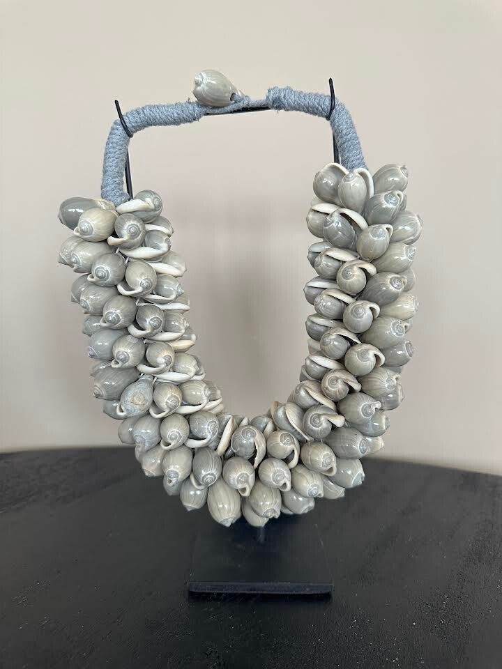 Schelpen ketting op standaard