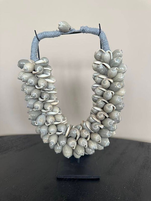 Schelpen ketting op standaard