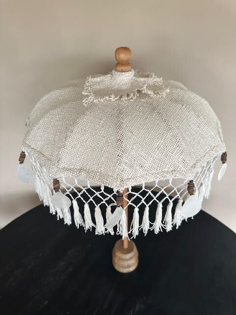 Tafel parasol met mooie schelpen.