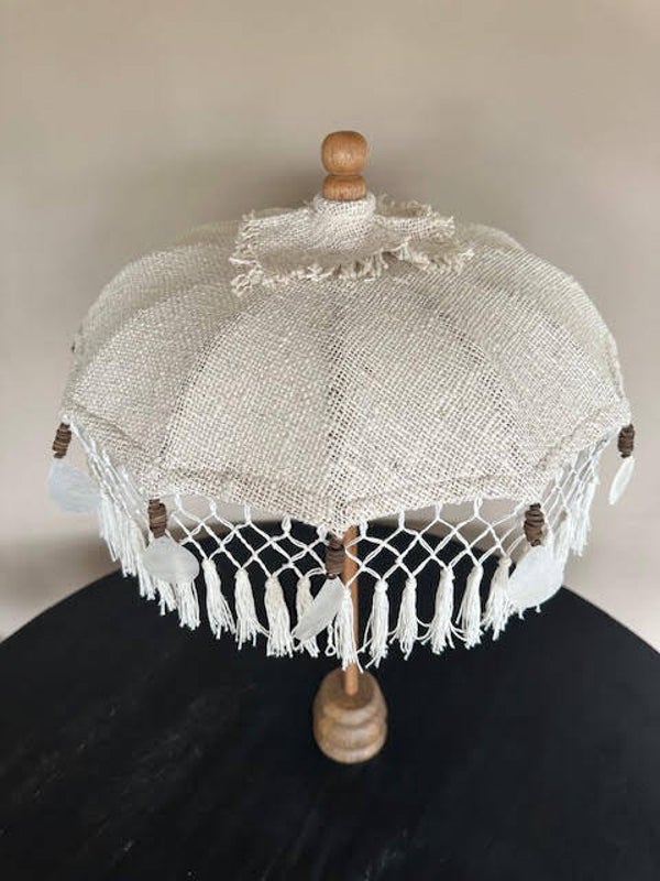 Tafel parasol met mooie schelpen.