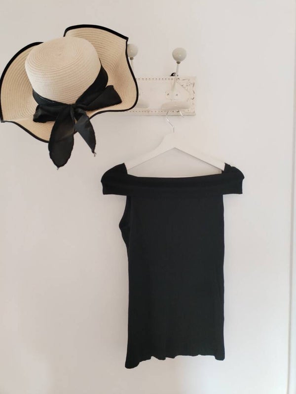 Top noir décolleté épaule