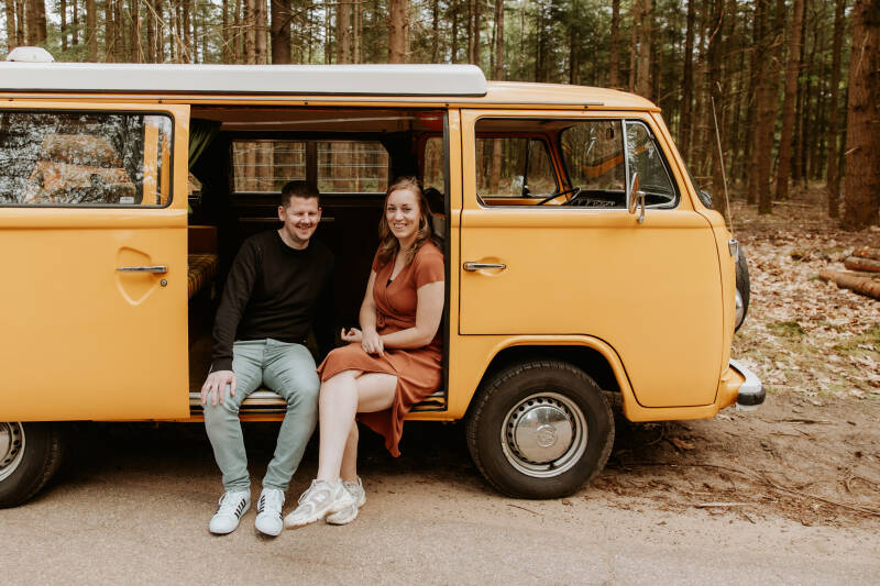 Gele Volkswagen bus op reis als symbool voor vrijheid in relaties - Praktijk Relatiereis Barneveld.