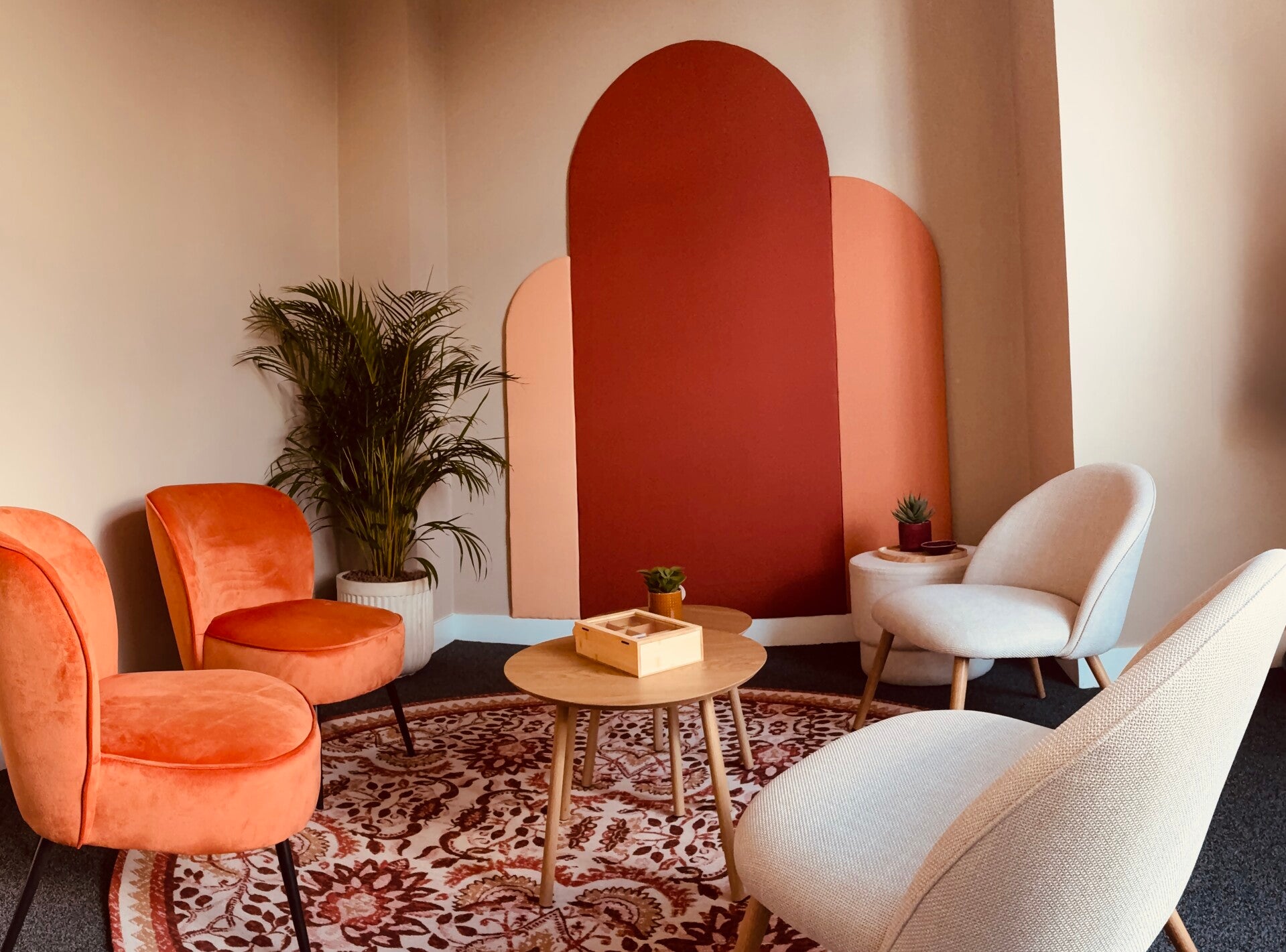 Comfortabele zithoek in terracotta en beige tinten voor gezinstherapie en relatiegesprekken in Barneveld.