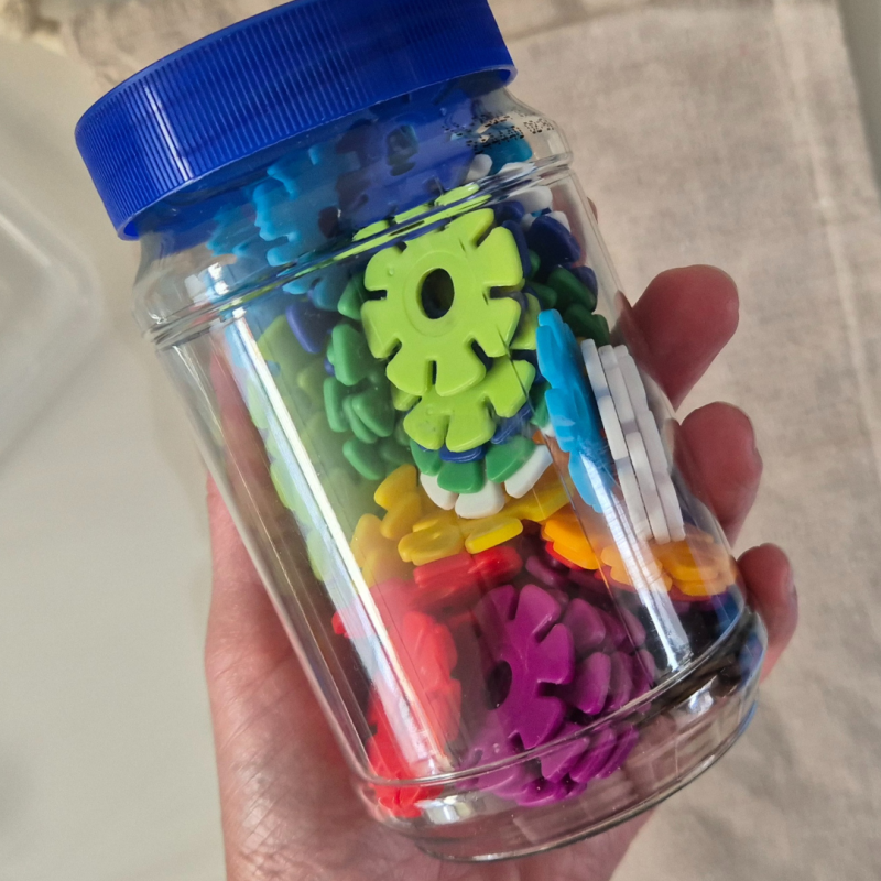 Bouwen met steekbloemen en connectors in de Busy Box 