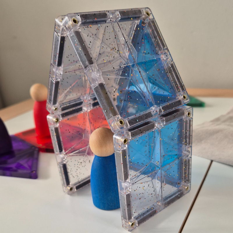 small world play in de Busy Box