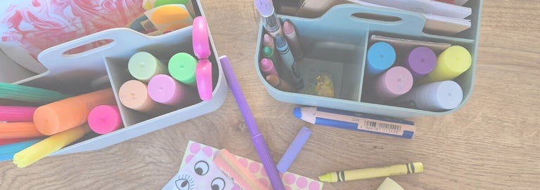 peuters uitnodigen tot creƫren met de toolbox vol knutselspullen