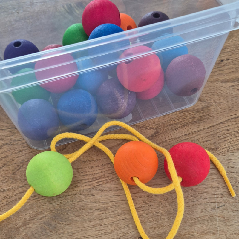 Ontwikkeling van fijne motoriek stimuleren met kralen in de BusyBox