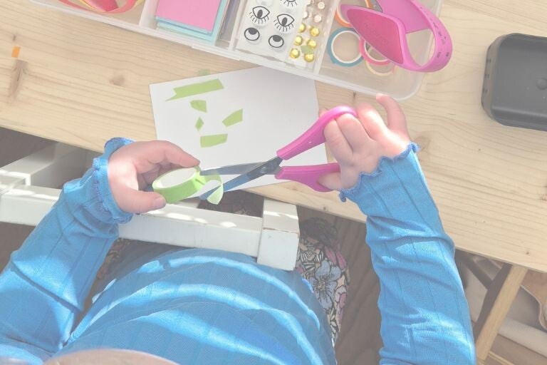 wat is de beste manier om mijn kleuter te leren knippen met een schaar
