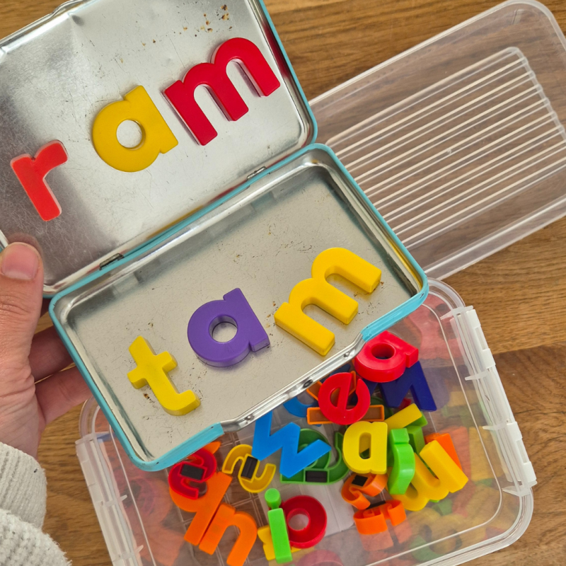 woordjes maken met magnetische letters in Busy Box