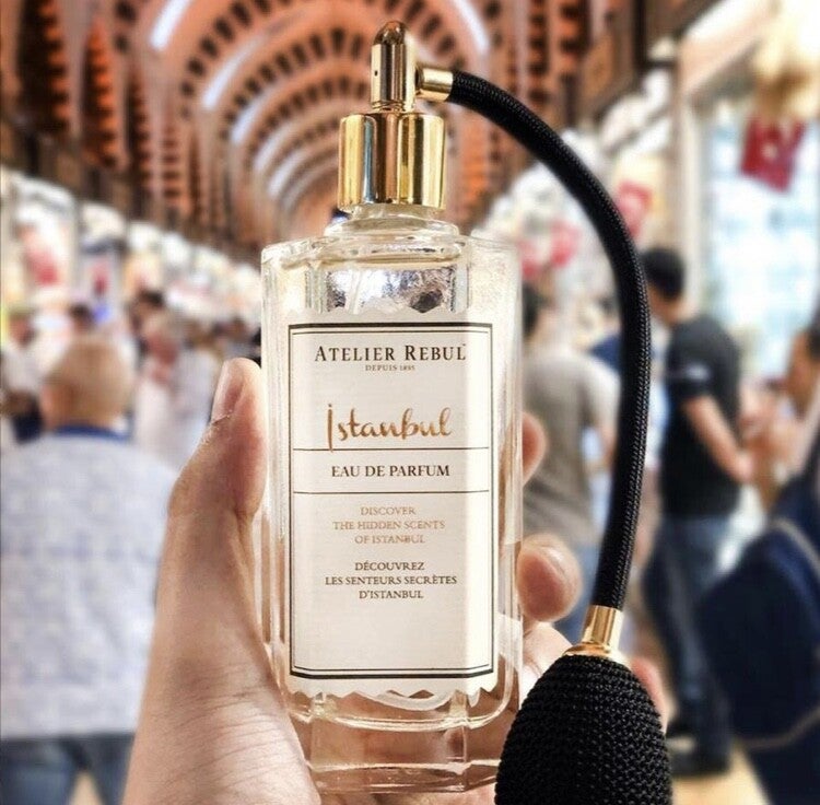 “Atelier Rebul Rebul parfumfles – Luxe geur in een elegant ontworpen glazen flacon met verfijnde details.”