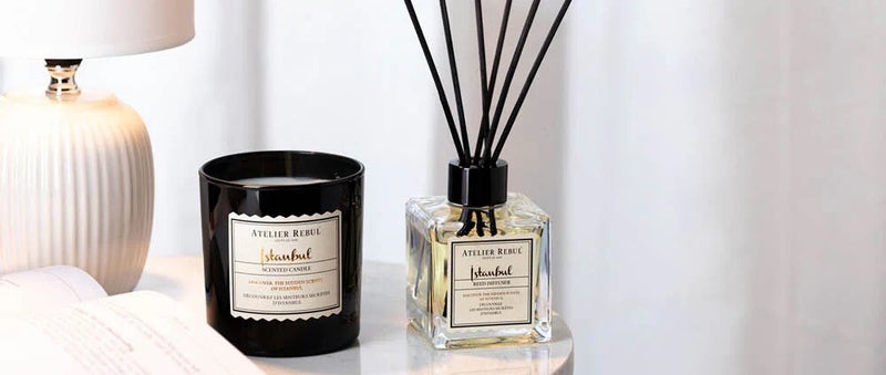 Luxe huisproducten van Atelier Rebul – geurstokjes en geurkaarsen voor een verfijnde en langdurige geurbeleving in huis.