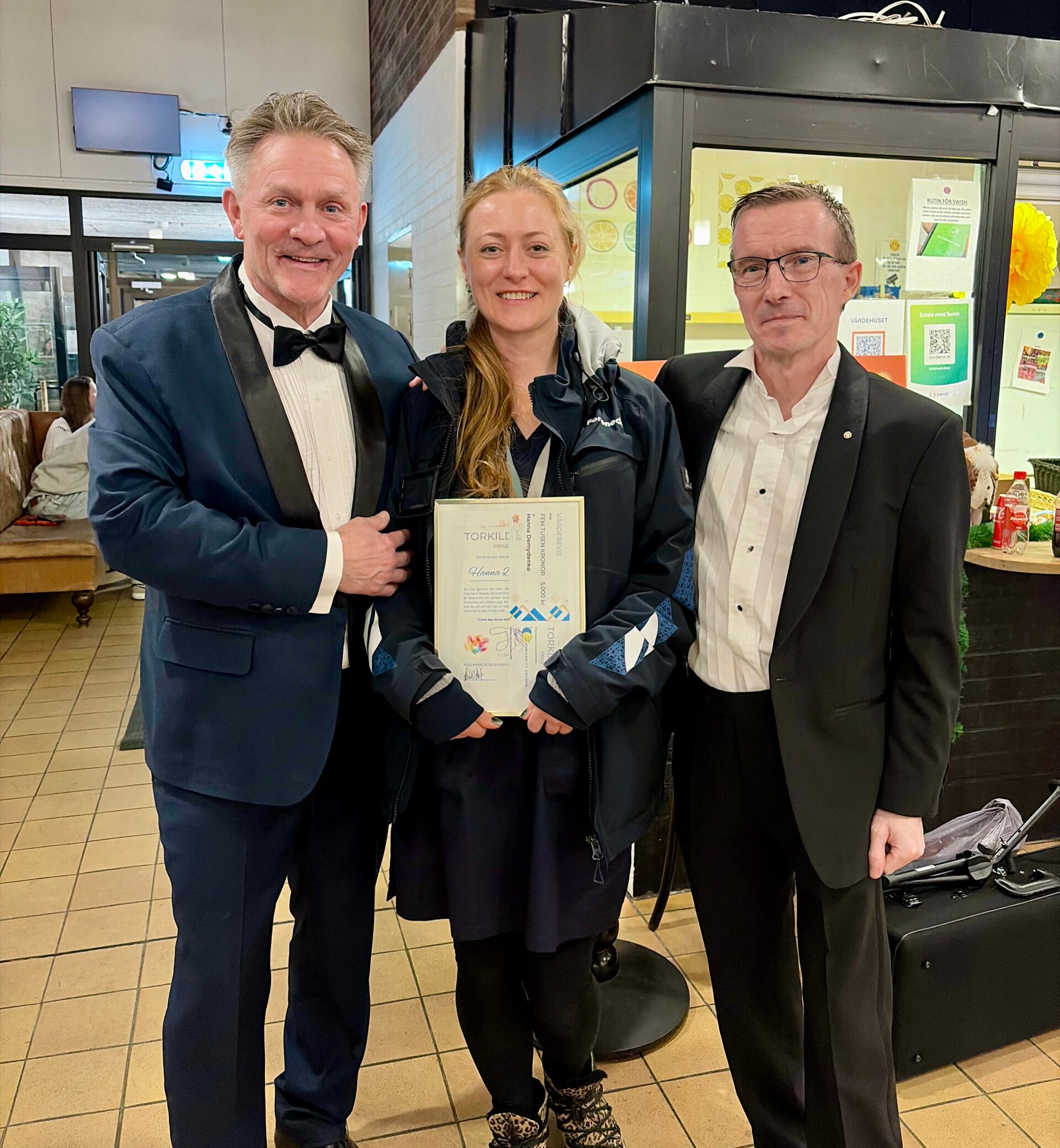 Utdelning av diplom – Hanna med diplom och två representanter