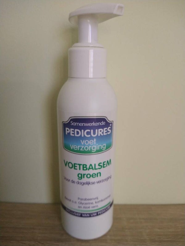 Samenwerkende pedicures voetbalsem groen