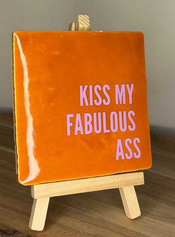 Tegeltjeswijsheid “ kiss my fabulous ass”
