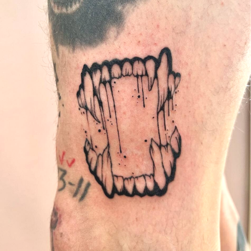 Azubi Tattoo Vampirgebiss