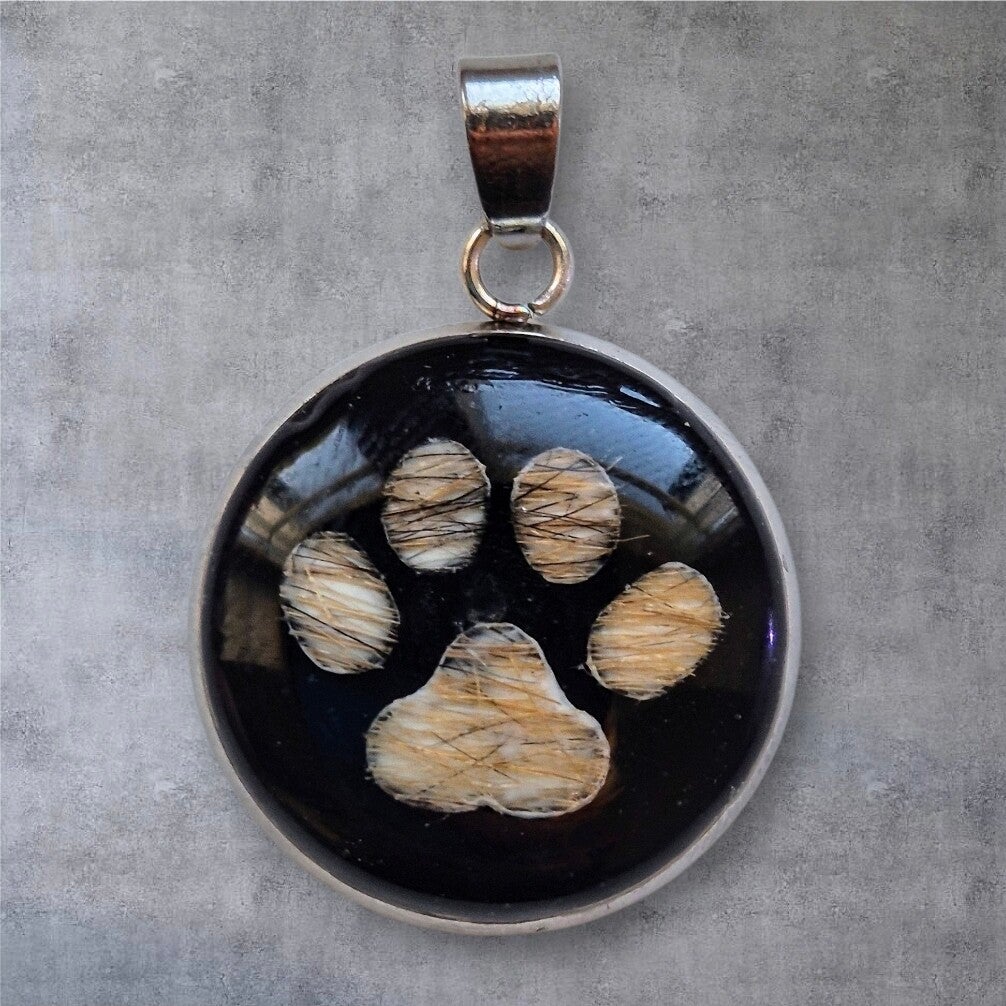 Fell Anhänger Pfote – Erinnerung zum Tragen