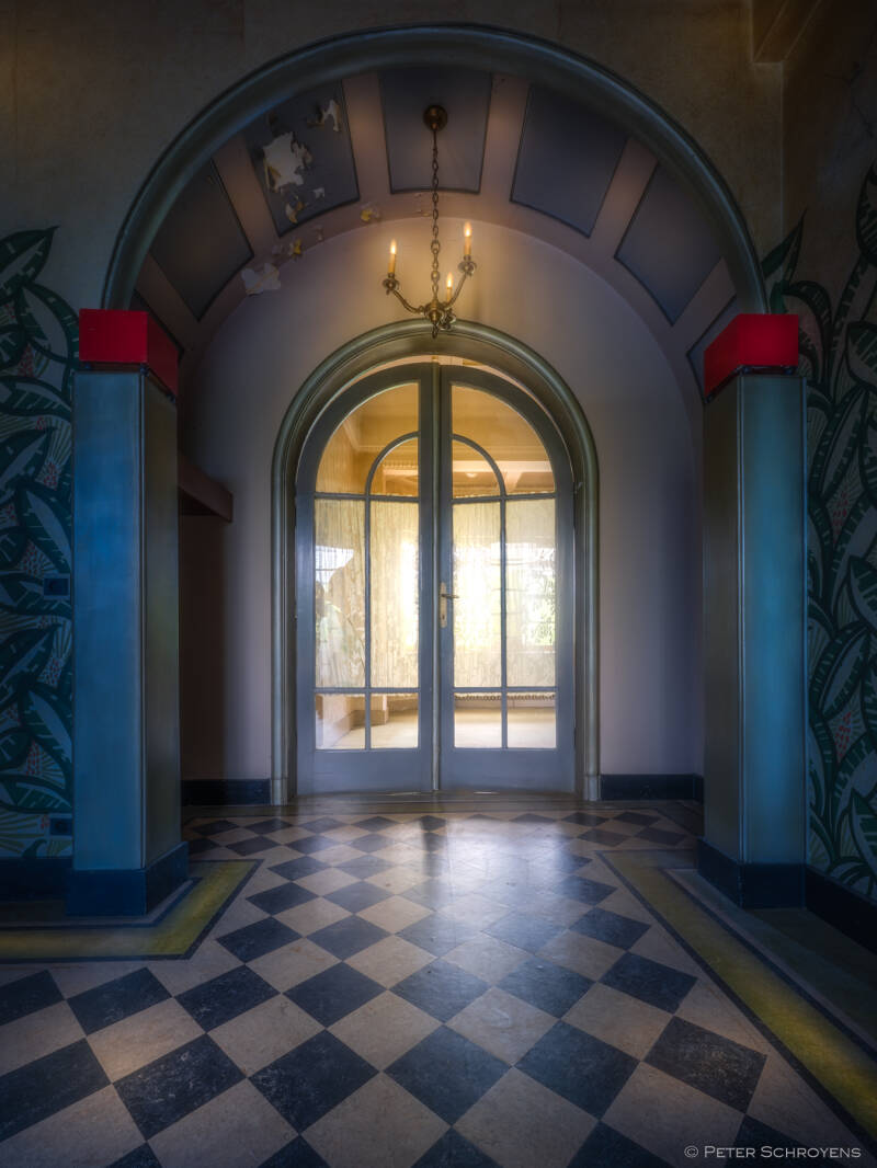 202507haunted_fineart_architecture_photography-villavanboeckel001-standard.jpg