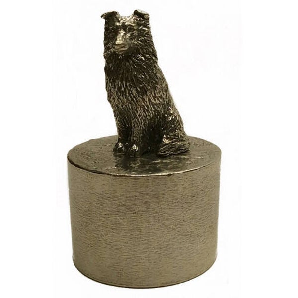 Urn Shelty zittend