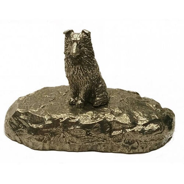 Urn Shelty zittend