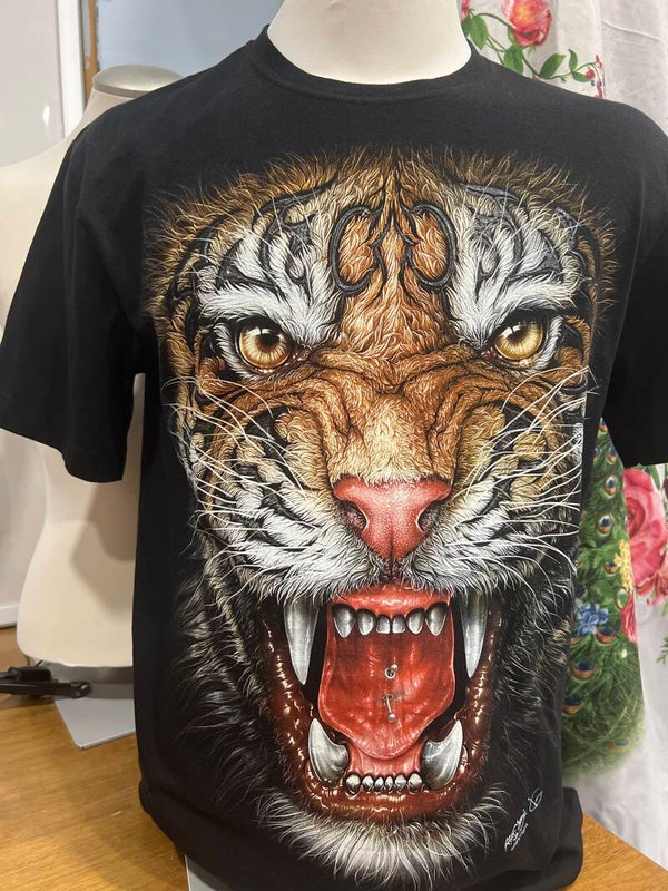 T shirt worh lion symbol