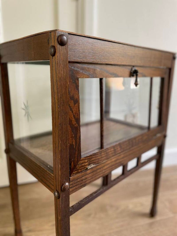 Theekastje met geslepen glas