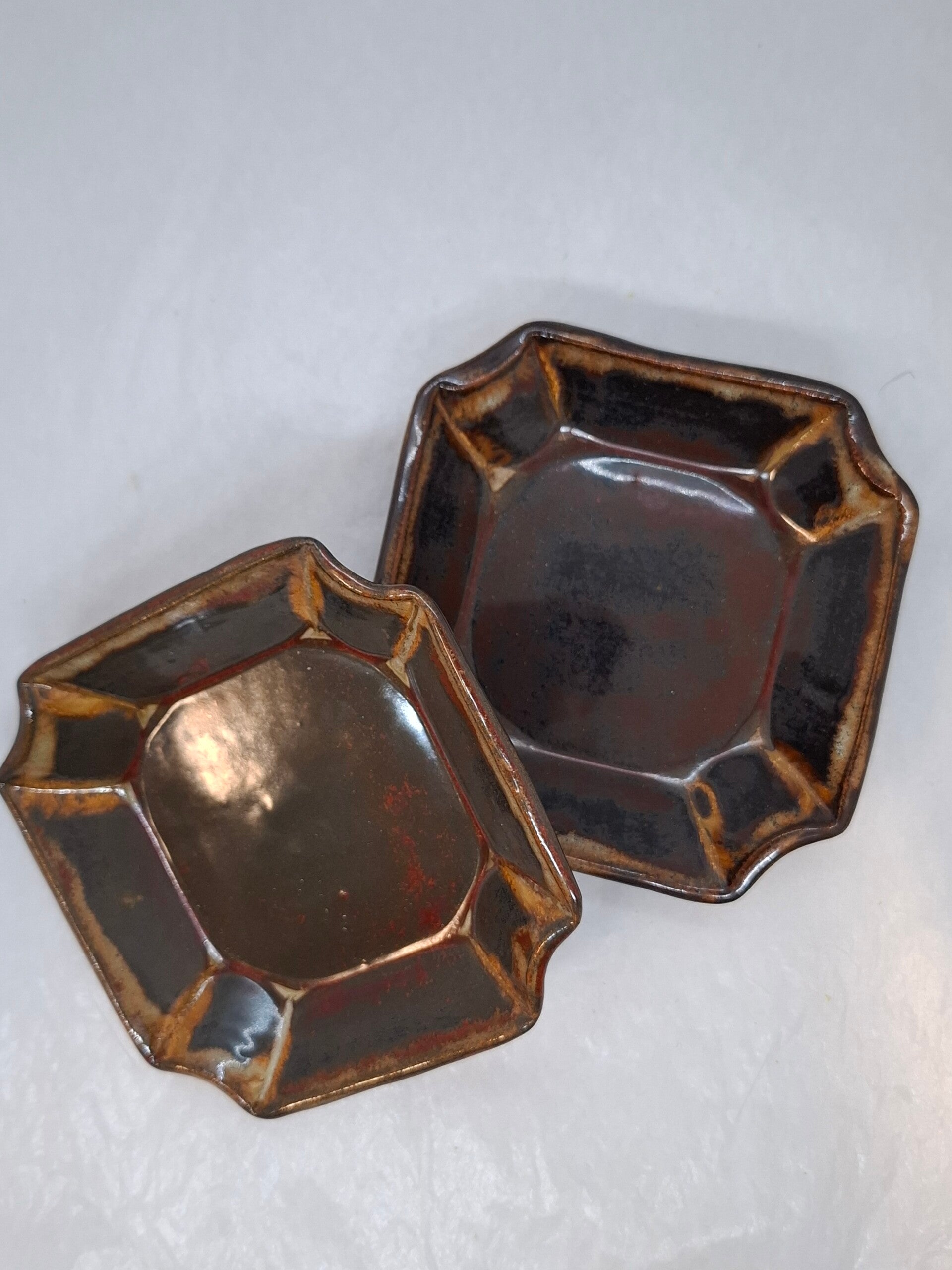 Set van twee bordjes donkere vlammen